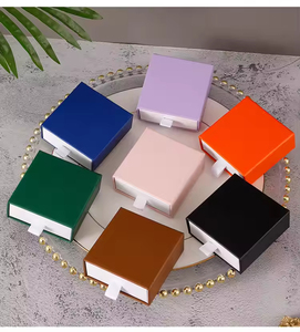 Boîte à bijoux coulissante carrée avec logo personnalisé, finition mate de luxe, emballage cadeau en carton - Product Image 4