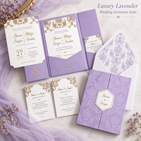 Suite d'invitations de mariage personnalisées en damassé lavande avec carte pliée à pochette dorée et doublure d'enveloppe RSVP – Vente en gros fabricant