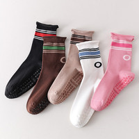 Vente en gros OEM personnalisé de haute qualité Jacquard lettres respirant anti-dérapant coton Fitness Pilates Crew Yoga chaussettes