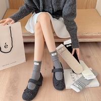 Chaussettes grises pour femmes avec étiquettes en tissu, chaussettes d'automne de style scolaire, chaussettes en coton tendance
