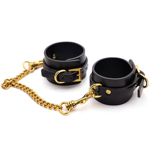Menottes sexy en cuir noir avec boucle dorée pour bondage et domination, usage adulte - Product Image 4