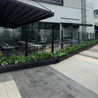 Jardinière métallique intégrée à levage hydraulique pour balustrade en verre, réglable automatiquement en hauteur, pour projets de terrasses de restaurants extérieurs