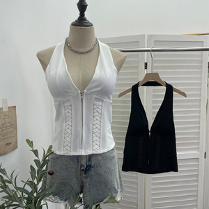 Top Corto Sexy con Etichetta Personalizzata OEM, Stile Halter-neck, Imbottitura Incorporata, Zip Frontale, Scollatura Profonda, Schiena Scoperta, Modello 2810 - Product Image 2