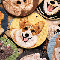 Porte-clés brodé double face en métal avec support pour pièces de monnaie, motif chien mignon, pendentif écologique pour sacs et sacs à dos