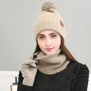 Vente en gros <span class=keywords><strong>Bonnet</strong></span> tricoté unisexe avec pompon pour l'hiver <span class=keywords><strong>ensemble</strong></span> de gants avec <span class=keywords><strong>bonnet</strong></span> et <span class=keywords><strong>écharpe</strong></span> - Product Image 1
