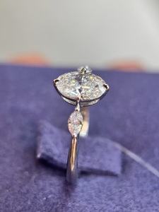 Bague de fiançailles et de mariage en diamant de laboratoire blanc D VS1 de 1 carat, forme coussin, en platine PT950 - Product Image 2