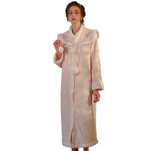 Venta al por mayor de buena calidad de cuello alto características térmicas camisones pantalones cortos de talla grande mujeres elegante vestido Sexy batas de invierno - Product Image 1