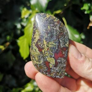 Vente en gros de pierres de sang de dragon sculptées de haute qualité, style bohème, pour la méditation, la décoration intérieure et la chance - Product Image 2