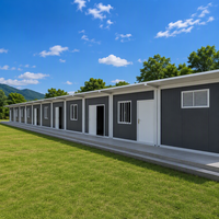 Maison conteneur 20 pieds modulaire préfabriquée à assemblage rapide, type rangée, avec structure en acier et panneaux sandwich, pour logement de dortoirs de travailleurs et camps.