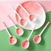 4PCS Kawaii Strawberry Cuillère à soupe en céramique Mignon Coréen Crème glacée Peint à la main Café Dessert Cuillère à long manche Cuisine Vaisselle