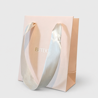 Sac cadeau rose pêche avec poignée en ruban de satin blanc et logo en feuille d'or, sac d'emballage boutique pour cadeaux artisanaux et de mariage