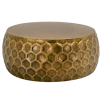 Table basse de luxe en métal massif poli, design moderne et classique, plaqué or, avec motifs en relief, pour salon.