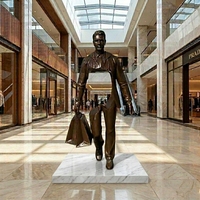 Grande statue contemporaine en bronze ajouré de voyageur, sculpture abstraite de magnats pour aéroport, terminal et centre commercial