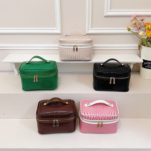 Grande trousse de maquillage haut de gamme pour femmes, texture croco, avec fermeture éclair, résistante à l'eau et portable pour les voyages quotidiens - Product Image 1