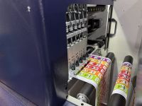 Máquina de impresión de etiquetas adhesivas digitales Rollo a rollo Impresora de etiquetas Máquina troqueladora de etiquetas de color Rollo a piezas para imprenta