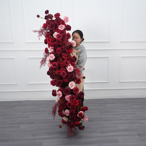 ดอกกุหลาบสีแดงเข้มเหมือนจริง ทำจากผ้าไหมเทียม พร้อมดอกไฮเดรนเยีย จัดเรียงเป็นช่อดอกไม้ยาว ทำด้วยมือ ใช้งานได้นาน เหมาะสำหรับงานแต่งงาน งานวันเกิด และงานปาร์ตี้ - Product Image 1