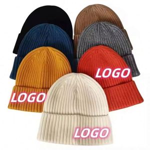Bonnet d'hiver en laine tricoté au crochet pour hommes et enfants, en PU acrylique noir de luxe, avec logo personnalisé et patch en cuir - Product Image 1