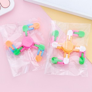 ของเล่นฟิดเจ็ตสปินเนอร์ พลาสติก แก้เครียด ไจโรสโคป สำหรับเด็กอายุ 5-7 ปี ของเล่นสปินเนอร์หลากสีสัน ของขวัญสำหรับเด็กผู้ชายและเด็กผู้หญิง - Product Image 4