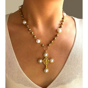 Collier pour femmes YF8259, tendance automne-hiver, croix incrustée de perles rondes, plaqué or 18 carats, acier inoxydable imperméable - Product Image 1