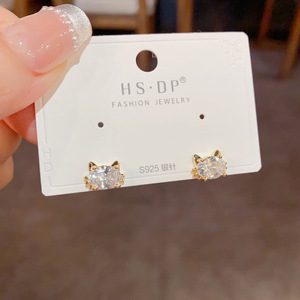 Boucles d'oreilles tendance et uniques en forme de chat avec zirconias, bijoux pour femmes plaqués or, très demandées - Product Image 5