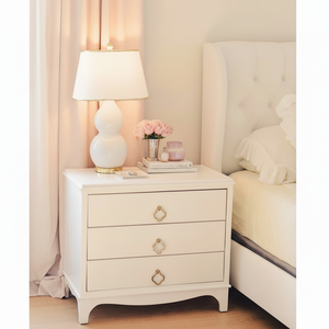 Elegante mesita de noche blanca de tres cajones con herrajes para anillos de oro. Cómpralo ya a precios de mayorista - Product Image 1
