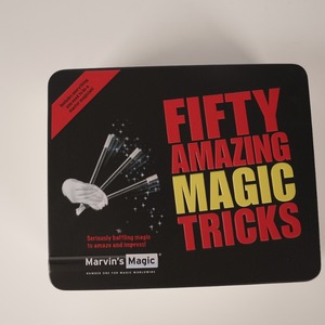 Set de Regalo de Magia Clásico OEM, 50 Trucos, Kit de Accesorios de Magia Personalizables para Entretenimiento en Fiestas, Juguetes de Magia Directo de Fábrica - Product Image 1