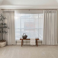 Rideaux occultants sur mesure en mélange polyester/lin respirant et écologique avec construction durable pour villa