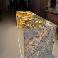 Luxuriöse Transluzente Pandora-Quarzit-Kücheninsel mit LED-Beleuchtung Maßgefertigte Patagonia-Marmor-Arbeitsplatte Bartisch für Villen