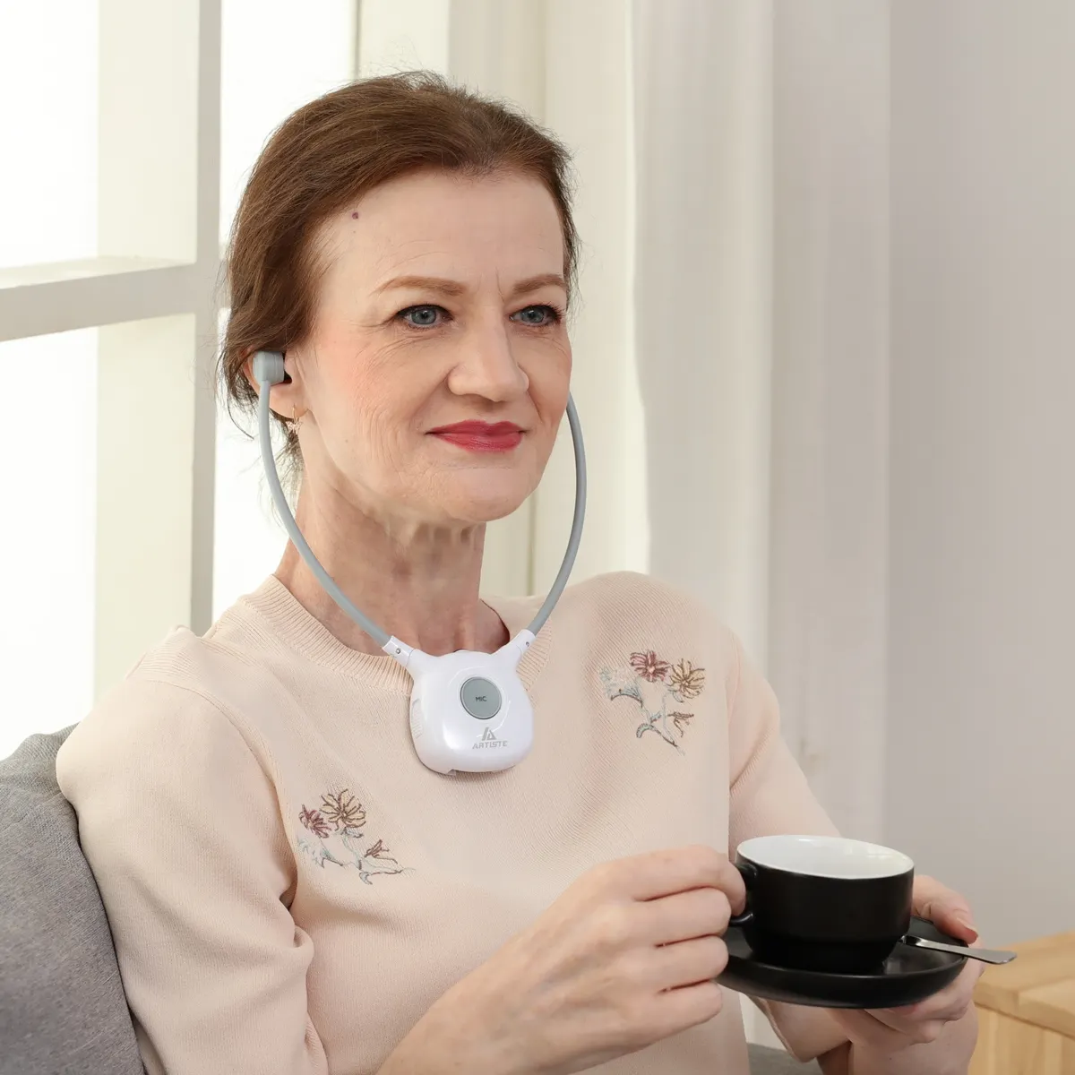 Wireless auricolari retrattili con hearing enhancement per l'ascolto e comunicazione