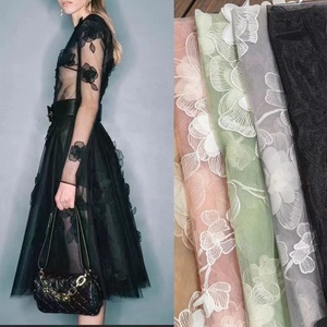Tessuto in <span class=keywords><strong>Tulle</strong></span> <span class=keywords><strong>Ricamato</strong></span> <span class=keywords><strong>Bianco</strong></span> con Fiori 3D Moderni per Abiti da Sposa LT21861 - Product Image 5