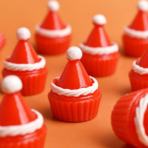 Cabujón de resina plano con diseño de cupcake rojo estilo navideño para decoración hecha a mano de miniaturas de pasteles, dijes de resina, horquillas y fundas de teléfono - Product Image 1