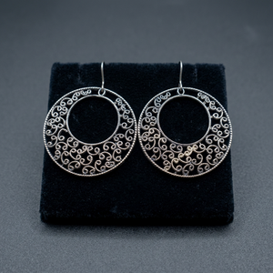 Pendientes Colgantes Modernos de Acero Inoxidable Plateado Oxidado con Diseño Floral Intrincado en Forma de Gota de Agua Extragrande - Product Image 3