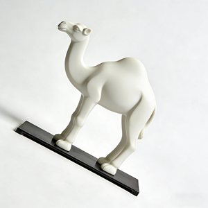Statue de chameau blanc intemporelle, décoration animale moderne en résine sur base noire pour collection - Product Image 4