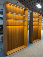 Vitrine autoportante moderne en bois cannelé avec éclairage LED, écologique, durable, à étagères à niveaux, avec serrure à clé, pour usage en centre commercial