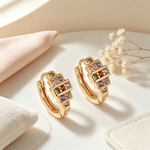 Aretes de Aro Huggie con Circonita Cúbica Multicolor, Chapados en <span class=keywords><strong>Oro</strong></span> de 18K, Resistentes al Agua y al Deslustre, Joyería, Aretes Pequeños de <span class=keywords><strong>Oro</strong></span> - Product Image 4
