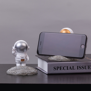 Soporte para Teléfono con Diseño de Astronauta, Accesorio de Escritorio de Resina, Diseño de Ciencia Ficción, Soporte para Tablet con Manos Libres, Esencial para Ver Películas - Product Image 1