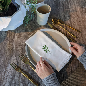 Serviette en coton brodée sur mesure avec motif feuille de sauge, faite à la main pour la décoration de table, forme rectangulaire, 1 pièce, style classique - Product Image 1