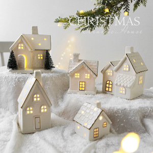 Adornos Navideños Creativos de Cerámica con Forma de Casa de Nieve Luminosa, Decoración de Escena de Casa de Nieve, Adornos Pequeños para Escritorio - Product Image 2