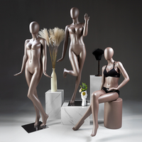 Mannequin féminin abstrait haut de gamme, plusieurs poses, taupe mat, pour l'affichage de vêtements de luxe