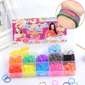 Venta al por mayor: Pulseras de goma DIY de 32 rejillas, coloridas, hechas a mano, juguetes de costura y tejido para arte y manualidades. - Product Image 4