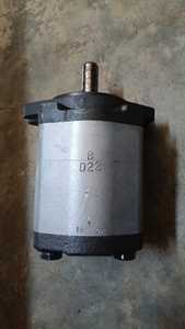Pompe à engrenages hydraulique D22 en promotion avec arbre droit de 50 mm, deux brides, déplacement de 28 cm³, 1 300 bars pour systèmes - Product Image 1