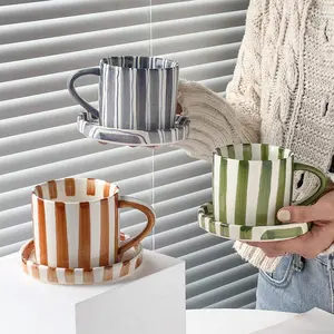 Moderne 280 ml heißer Verkauf Keramik Töpferei Cappuccino-Kaffeebecher mit Griff Untertassen-Set gestreifte Lattebecher Platte