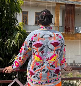 Chaqueta de Terciopelo Bordada Suzani con Estampado Floral Hecho a Mano, Estampado de Tiras, Botones Hechos a Mano, Ropa de Mujer - Product Image 5