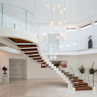 Escalier en colimaçon incurvé de luxe léger en acier et bois pour villa intérieure duplex avec verre