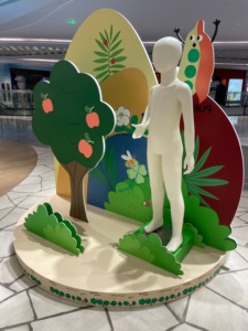 Vitrines de <span class=keywords><strong>couture</strong></span> pour enfants personnalisées, podium, plateau en bois, pieds en métal, plaque de logo en acrylique, housse en tissu amovible, luxe, pop-up - Product Image 3