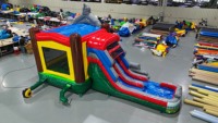 Château gonflable coloré sur le thème de la ferme avec toboggan et piscine à eau, idéal pour la location événementielle