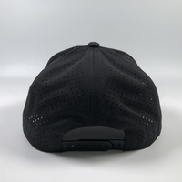 Casquette de baseball OEM tendance noire pour hommes, visière à bord plat en polyester, casquette de baseball étanche avec trou au laser en caoutchouc PVC personnalisée