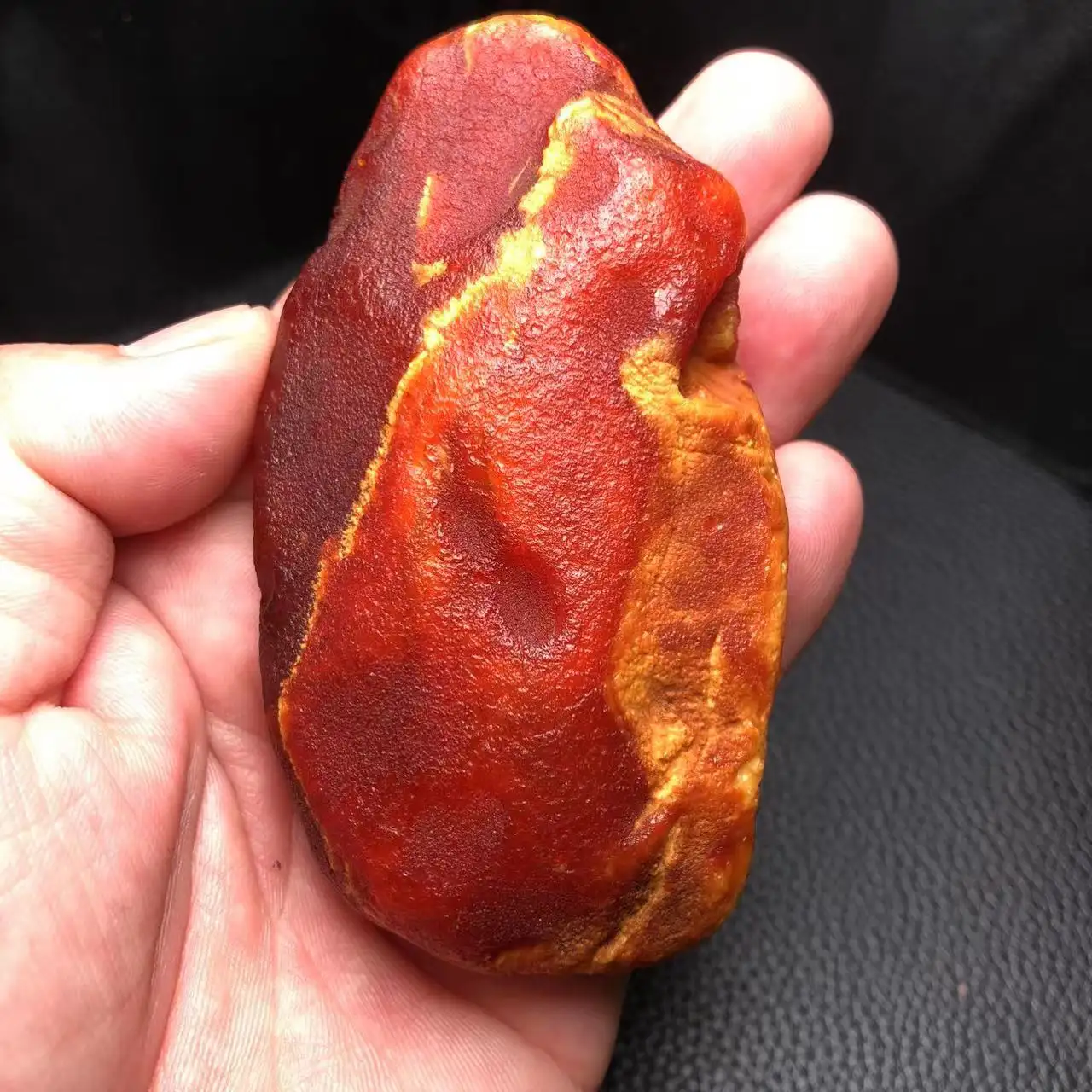 Ambre baltique pierre brute roche rouge peau ambre
