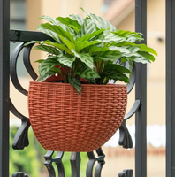 Pot de fleur en plastique mural en matériau PP exquis nouveau décor à la maison balcon jardinière seau extérieur jardin panier suspendu