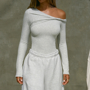 T-shirt en tricot respirant de couleur unie sophistiquée - Haut ajusté à une épaule pour femme avec manches longues - Product Image 1